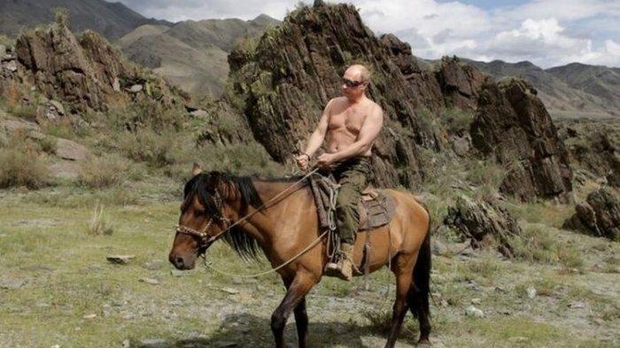 Vladimir Putin menunggang kuda saat liburan di Siberia Selatan pada Agustus 2009 silam.(GETTY IMAGES via BBC INDONESIA)