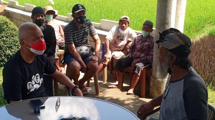 Ganjar Pranowo saat menemui Gunawan Sidik di Lodji Londo saat melihat Seni Pari Corek Berwajah Dirinya.