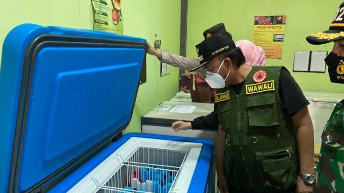 Wakil Wali Kota Tegal Muhamad Jumadi meninjau kedatangan vaksin sinovac di Kantor Dinas Kesehatan Kota Tegal, Minggu (24/1/2021).