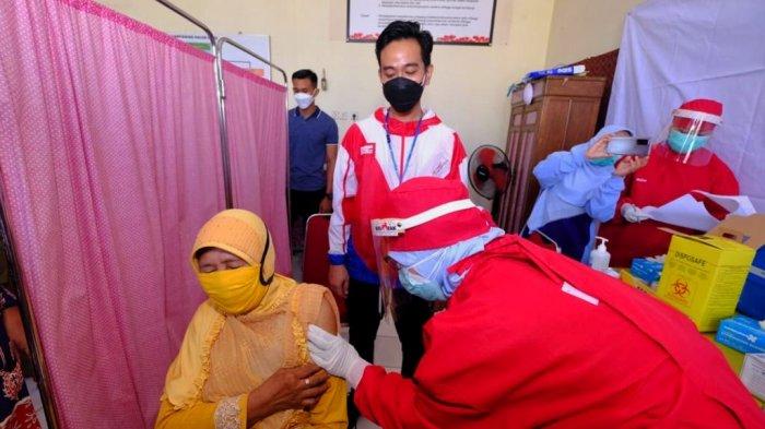 Wali Kota Solo, Gibran Rakabuming Raka saat meninjau proses vaksinasi di Pasar Gede, Sabtu (27/2/2021).