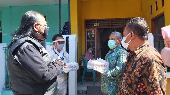 Wali Kota Tegal Dedy Yon Supriyono (Baju hitam) secara langsung mengantarkan makanan jadi kepada masyarakat lansia yang sedang menjalani isolasi mandiri, Minggu (11/7/2021).