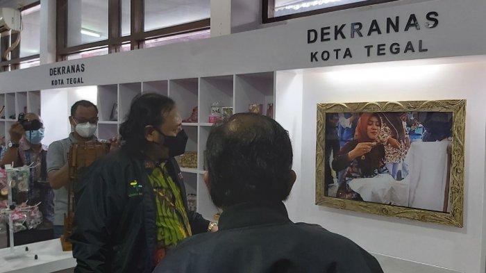 Wali Kota Tegal Dedy Yon Supriyono melihat produk kerajinan di UMKM Center Kota Tegal, Selasa (26/1/2021).