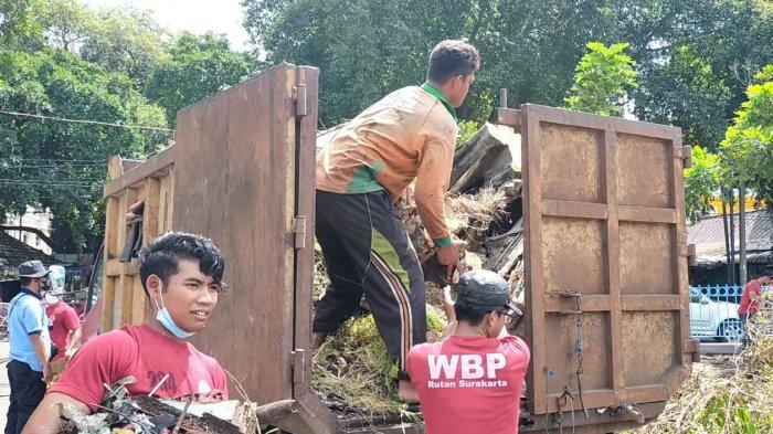 Belasan warga binaan beserta petugas Rutan Klas 1 Solo ketika bersih-bersih are di Alun-alun Utara Keraton Kasunanan Surakarta Hadiningrat, Rabu (31/3/2021).
