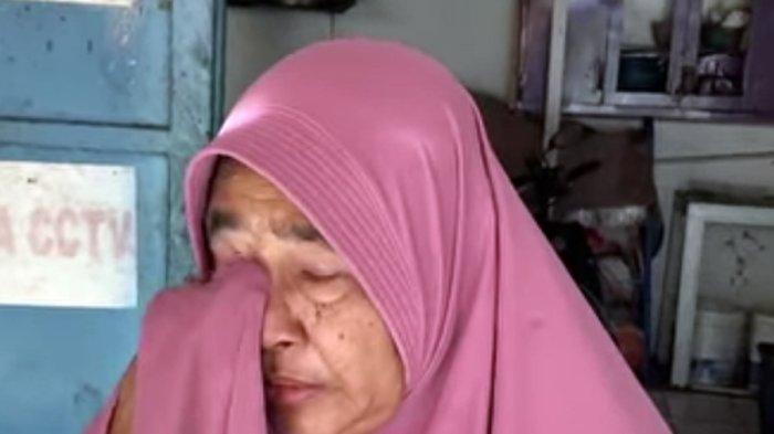 Pemilik warung buah di Desa Kalimalang, Kecamatan Jambu, Kabupaten Semarang, Martini (74), memberikan keterangan terkait warungnya yang hancur tertabrak truk, Kamis (13/10/2022).