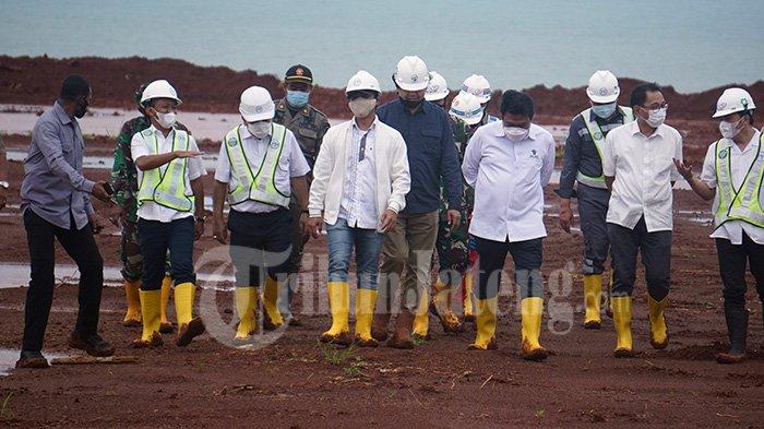 Kepala BKPM, Bahlil Lahadalia didampingi Bupati Batang Wihaji saat meninjau progres pembangunan infrastruktur KIT Batang, Minggu (14/2/2021).