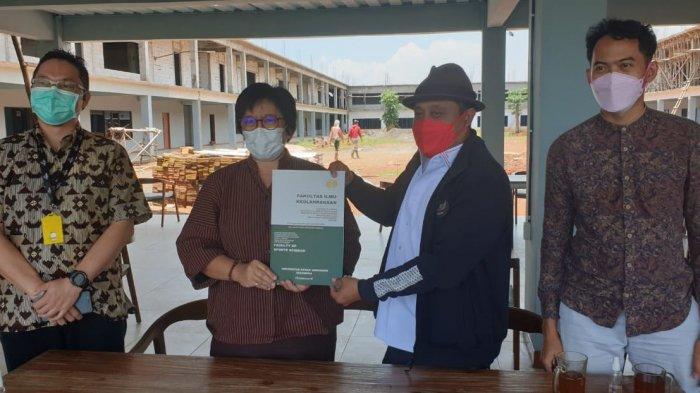 Pembina Yayasan Safin Bina Bangsa, Saiful Arifin, dan Dekan FIK Unnes, Dr Tandiyo Rahayu, menandatangani nota kesepahaman terkait kerja sama antara Safin Pati Football Academy dan FIK Unnes, Kamis (18/3/2021).