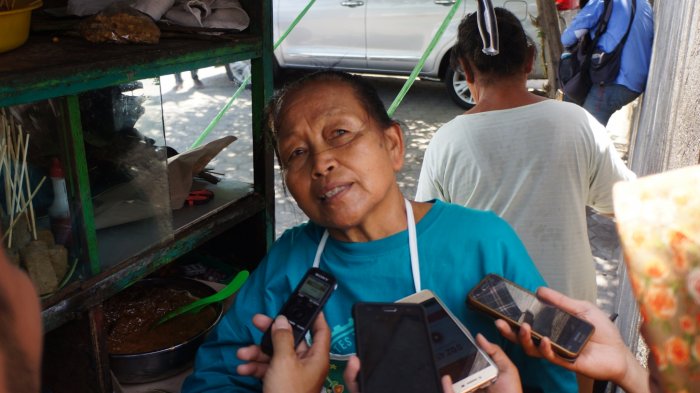 Yu Ngatmi, ketika diwawancara pada Senin (23/10/2017). (Tribun Jateng/akbar hari murti)