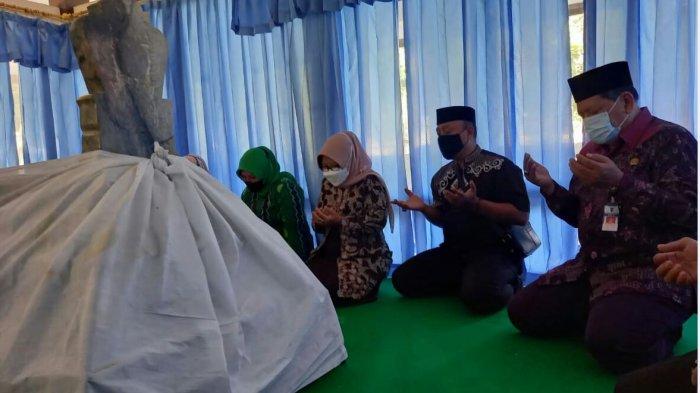 Bupati Tegal Umi Azizah, bersama rombongan Forkopimda berziarah ke makam para leluhur pendiri tlatah Tegal pada Kamis (8/4/2021) kemarin. Kegiatan ini dilaksanakan dalam rangka peringatan Hari Jadi ke-420 Kabupaten Tegal pada 18 Mei mendatang.