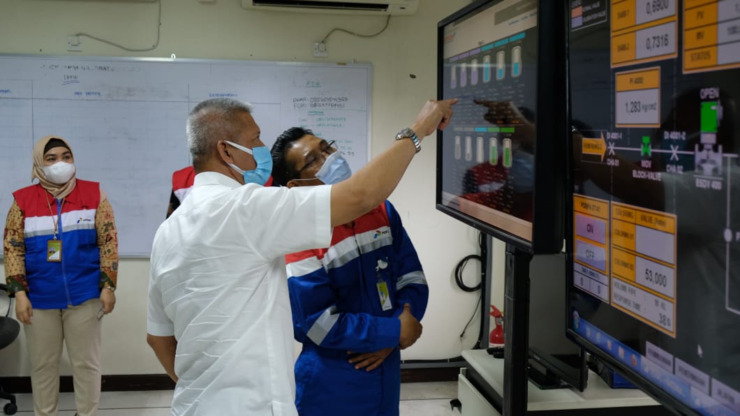 Komisaris Pertamina Condro Kirono memastikan penyaluran BBM berjalan lancar melalui tampilan digitalisasi.