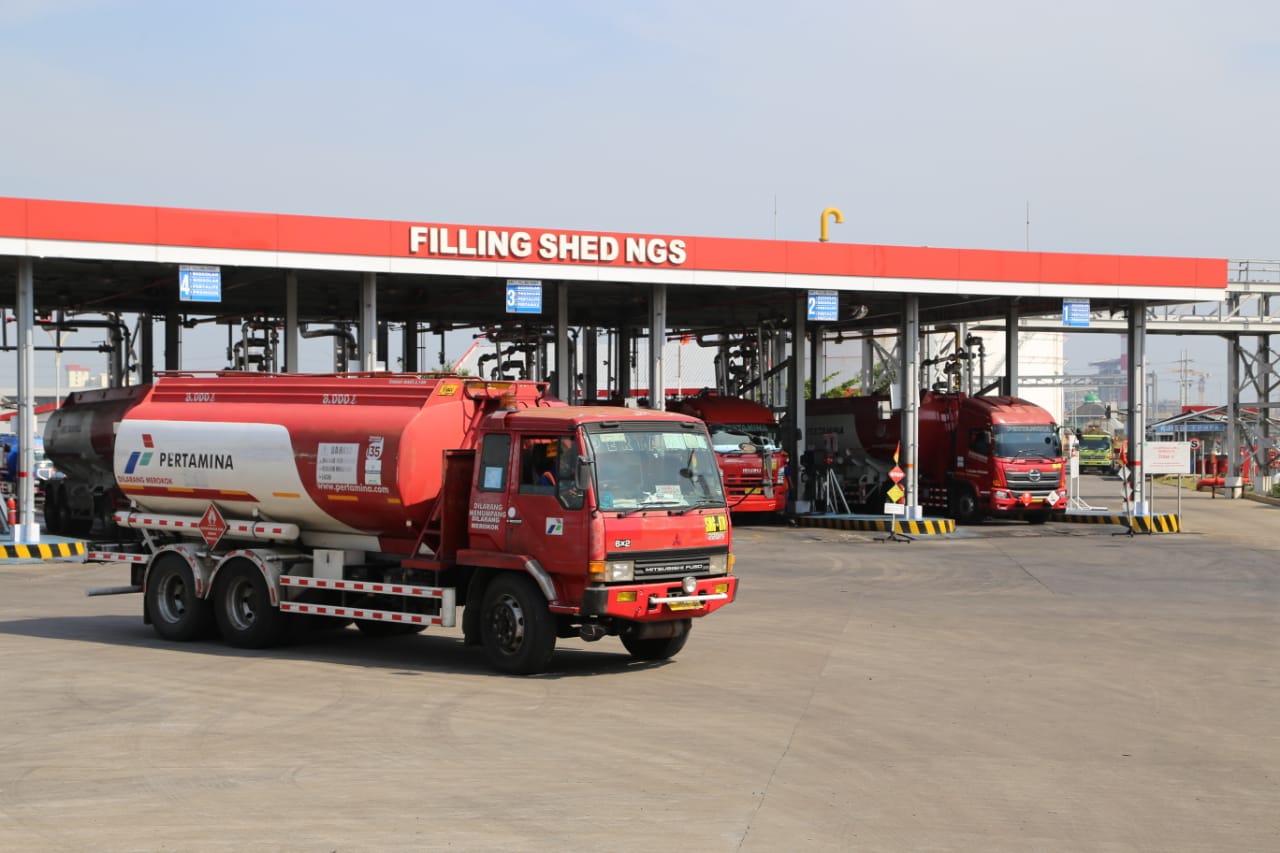 Pengiriman BBM menggunakan mobil tangki Pertamina dari Integrated Terminal Semarang.