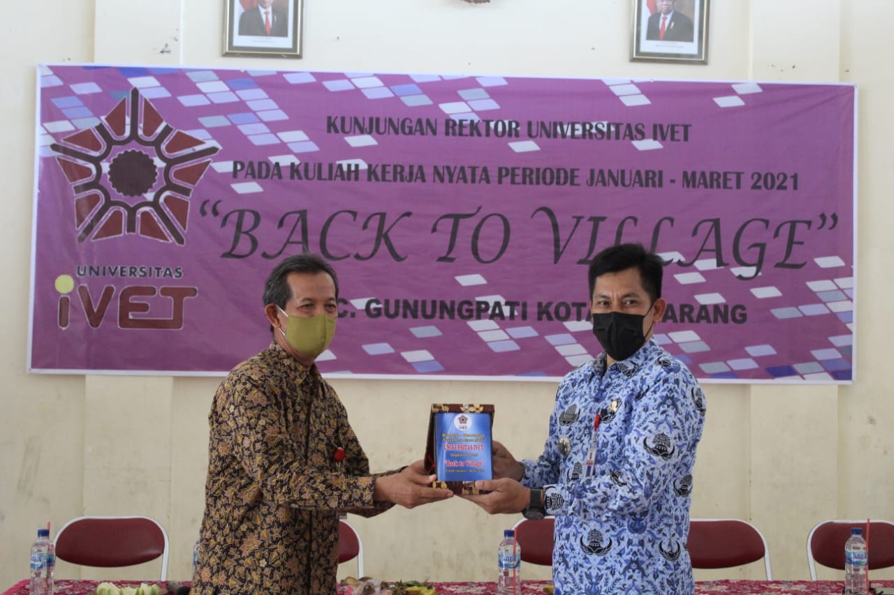 Rektor Universitas Ivet Prof Dr Rustono memberikan tanda kenang kenangan kepada Camat Gunungpati dalam kegiatan monitoring KKN 2021 di Kelurahan Gunungpati
