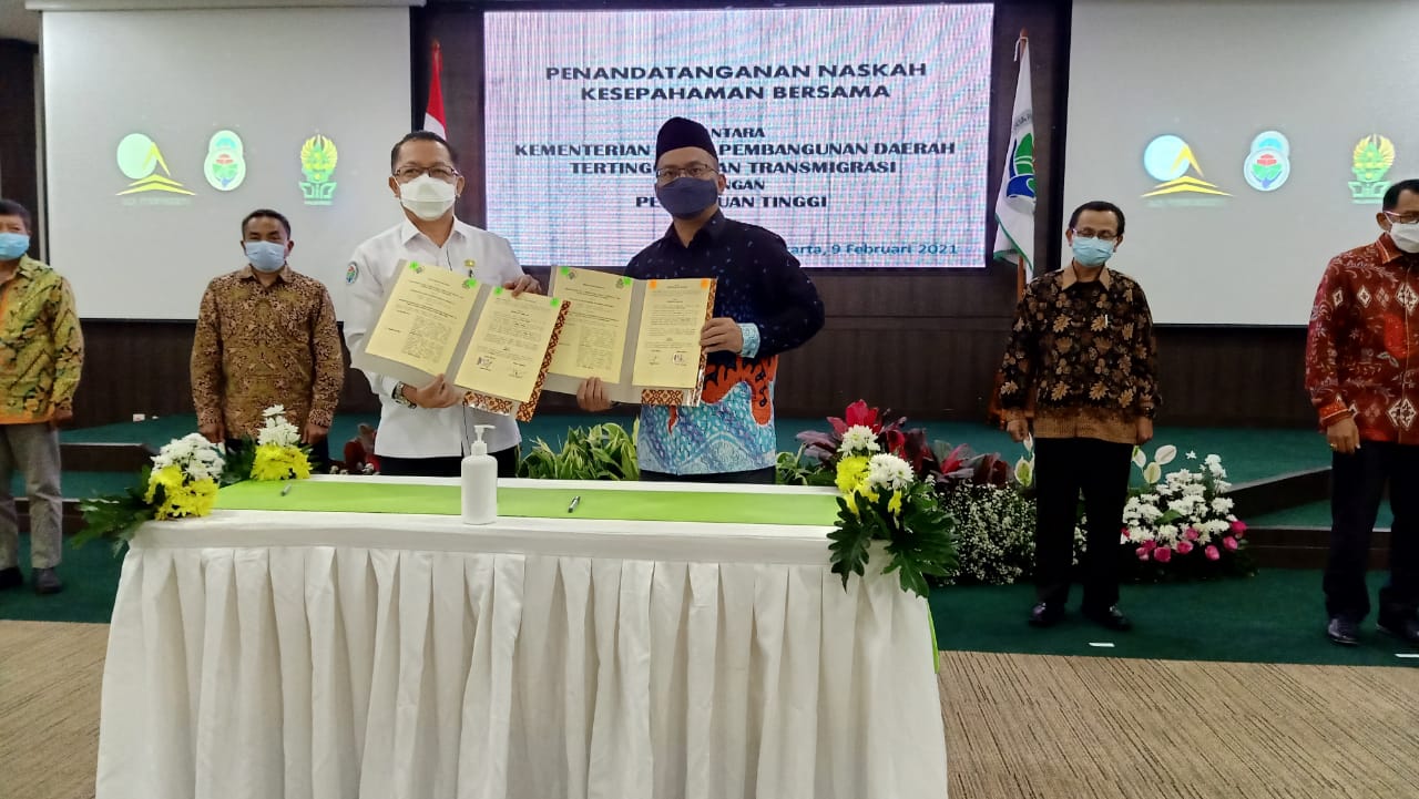 Sekjen Kemendes PDTT Taufiq Madjid dan Rektor UIN Walisongo Imam Taufiq menandatangani nota kesepahaman pelaksanaan tridharma perguruan tinggi untuk membangun desa maju