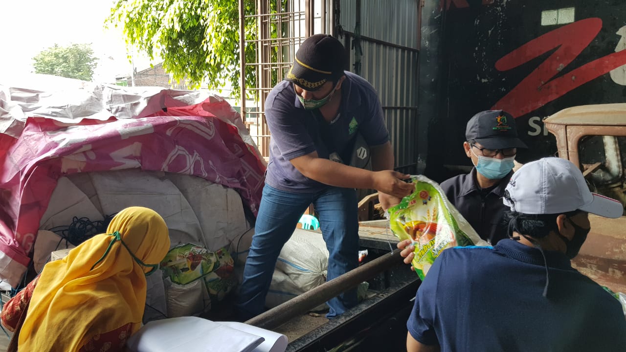 Wakil Rektor 2 UIN Walisongo bersama tim perwakilan dari UIN Walisongo memberikan bantuan kegiatan ini dilaksanankan pada hari Jum'at (12/02/2021)