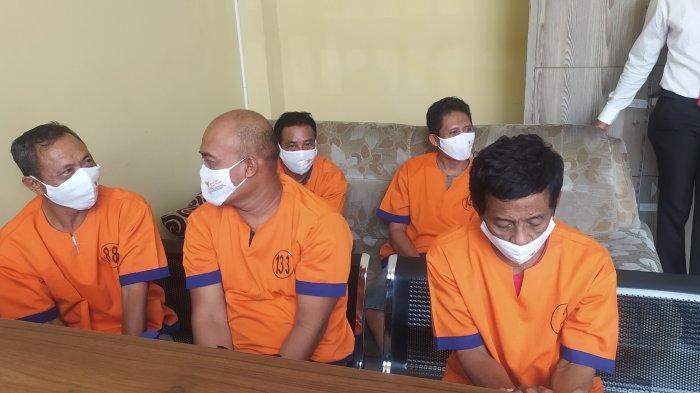 5 orang tersangka saat dikeler ke Mapolda Jatim.