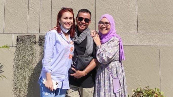 Akankah Umi Kalsum dan Ayah Rozak ikut tinggal bareng Ayu Ting Ting?