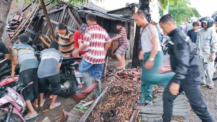 Anggota Polsek Duduksampean bersama masyarakat gotong royong membantu memindahkan pohon yang tumbang di Jalan Raya Duduksampean Desa Tumapel, Selasa (29/11/2022).