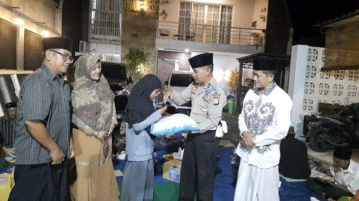 Cara polisi di Jombang peringati Maulid Nabi Muhammad SAW, santuni anak yatim piatu.