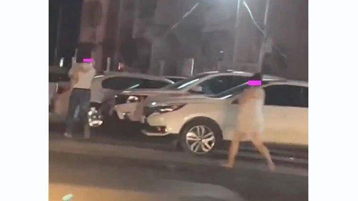 Cuma pakai handuk, wanita kejar suami di jalan setelah dipergoki selingkuh.