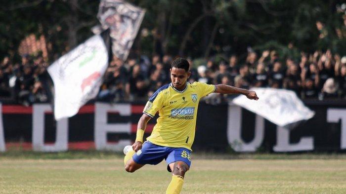 Gelandang Gresik United Rifaldo Lestaluhu melepaskan umpan.