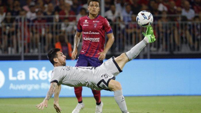 Gol akrobatik Lionel Messi ke gawang Clermont.