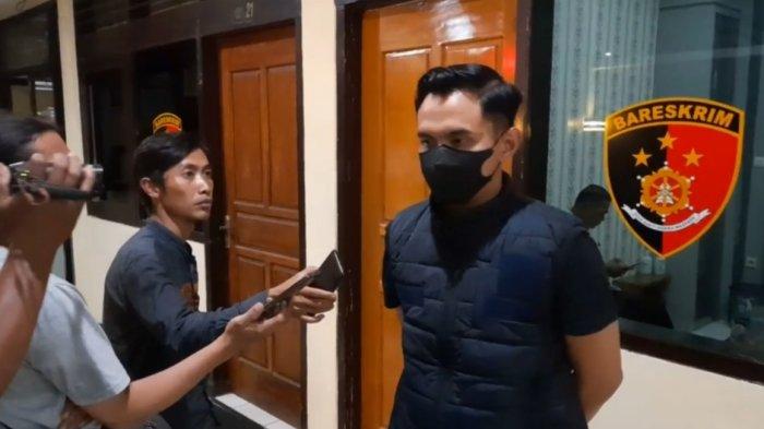 Kasat Reskrim Polres Tuban, AKP M Gananta saat memberikan keterangan terkait video syur yang viral.