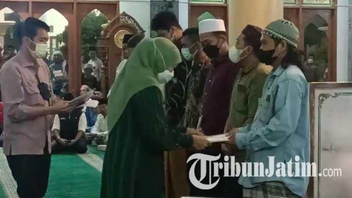 Gubernur Jawa Timur, Khofifah Indar Parawansa saat hadir dalam tahlilan kubro untuk mendoakan 14 korban kecelakaan maut bus di Tol Sumo, Selasa (17/5/2022) malam.