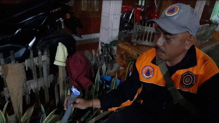Lantai musala dan pekarangan ruman warga di Situbondo keluar gas.