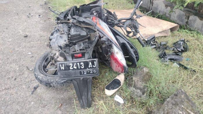 Kecelakaan di Gresik - Kondisi sepeda motor yang dikendarai Rosario Ayunda Tarno (20), warga Perumahan Sumput Asri, Desa Sumput, Kecamatan Driyorejo, Gresik, Senin (5/12/2022). Pemotor tewas dalam kecelakaan maut yang juga melibatkan truk di Driyorejo, Gresik.