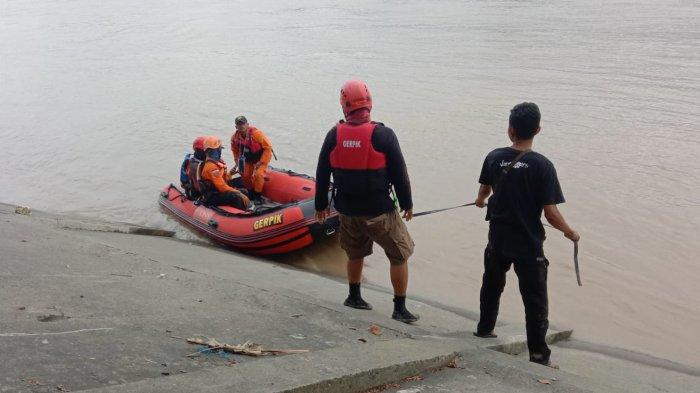 Petugas TIM Sar Gabungan saat melakukan pencarian korban