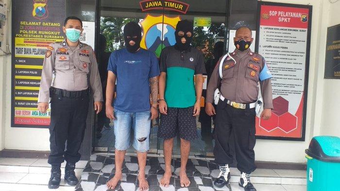 Polisi menunjukkan dua tersangka curanmor di Surabaya, Selasa (26/4/2022).