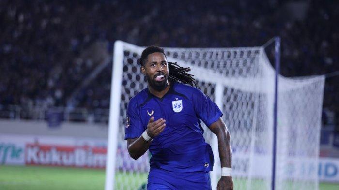 Selebrasi Penyerang PSIS Semarang, Carlos Fortes, seusai membobol gawang PSS Sleman dalam pertandingan penyisihan grup Puala Presiden 2022 di Stadion Manahan, Solo, Jumat (24/6/2022).