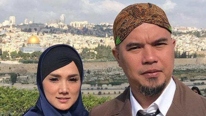 Memuji Mulan Jameela sebagai sosok istri yang setia, Ahmad Dhani secara mengejutkan menyebut bahwa ada orang yang mencoba menikung dirinya.