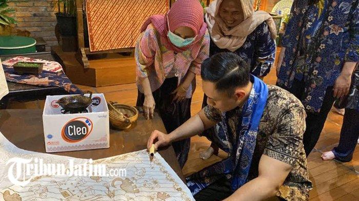 AHY coba menggunakan canting saat berkunjung ke Galeri Pesona Batik Madura di Bangkalan, Minggu (20/2/2022).