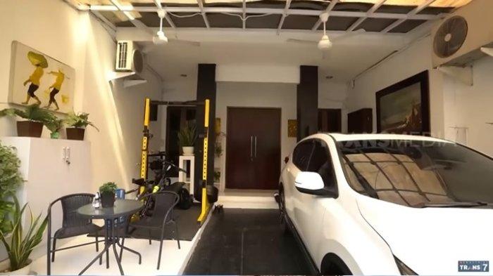 Alat gym di teras rumah Kiki Fatmala.