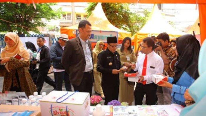 Wali Kota Malang, Sutiaji saat meninjau Bazar Wisata Halal di Universitas Muhammadiyah Malang (foto diambil sebelum pandemi)