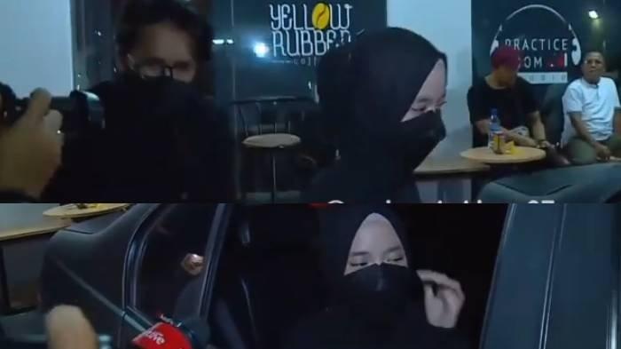 Penampilan terbaru Ayus dan Nissa Sabyan. Keduanya sama-sama mengenakan pakaian hitam.