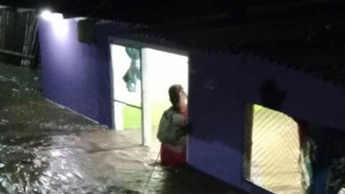 Banjir luapan air sungai yang menggenangi rumah warga.