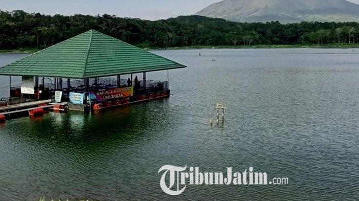 Tempat wisata yang cukup indah dan mempesona yakni Ranu Klakah di Kabupaten Lumajang, Jawa Timur.