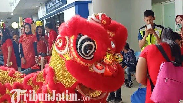 Dalam rangka menyambut tahun baru Imlek, Bandara Internasional Juanda menampilkan Barongsai, Naga Liong serta bagikan souvenir sebanyak 150 kepada para penumpang, Sabtu (25/1/2020) terminal 2, Bandar Udara Internasional Juanda.