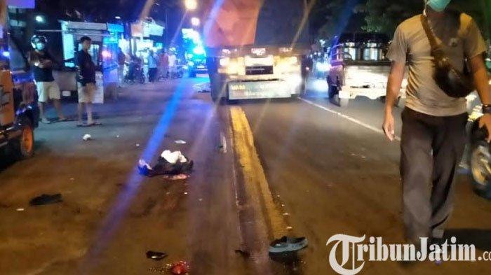 Bekas kendaraan korban yang terseret di aspal jalan di Tulungagung