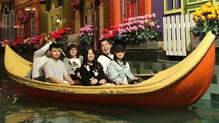 Berlibur dan menikmati indahnya pemandangan dengan berkeliling menggunakan perahu di Malang Night Paradise.