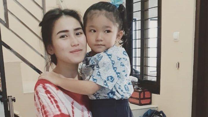 Bilqis digendong Ayu Ting Ting saat akan pergi sekolah