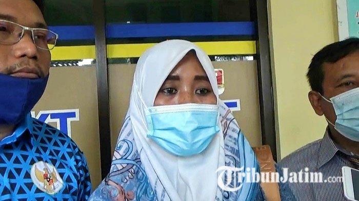 Bu Kades Wotgalih usai laporan di Polres Pasuruan Kota.