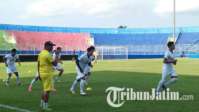Tim Arema FC saat latihan di Stadion Kanjuruhan.