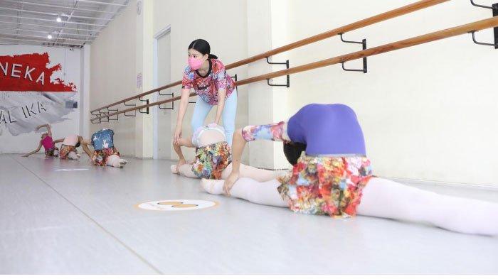 Claresta Alim, Direktur Seni Pertunjukan Marlupi Dance Academy yang mengajarkan kesenian tari balet kepada masyarakat.