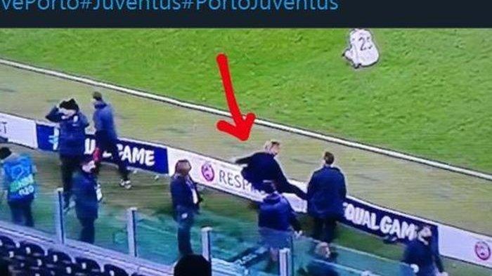 Wakil Presiden Juventus, Pavel Nedved (panah), menendang papan iklan setelah timnya disingkirkan Porto di babak 16 besar Liga Champions.