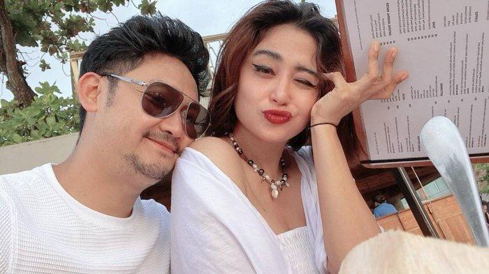 Dalam proses cerai dengan Dewi Perssik, Angga Wijaya menceritakan alasannya mampu bertahan selama lima tahun.
