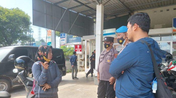 Dwi Ratnawati, diduga korban modus ganjal ATM saat di bilik ATM BNI yang ada di Seleko, jalan Pahlawan, Kelurahan Gedongombo, Kecamatan Semanding, Kabupaten Tuban, Rabu (27/7/2022).