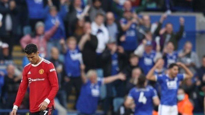 Ekspresi penyerang Manchester United Cristiano Ronaldo ketika gawang timnya dibobol pemain Leicester City Patson Daka pada laga pekan kedelapan Liga Inggris 2021-2022 di Stadion King Power, Sabtu (16/10/2021) malam WIB.