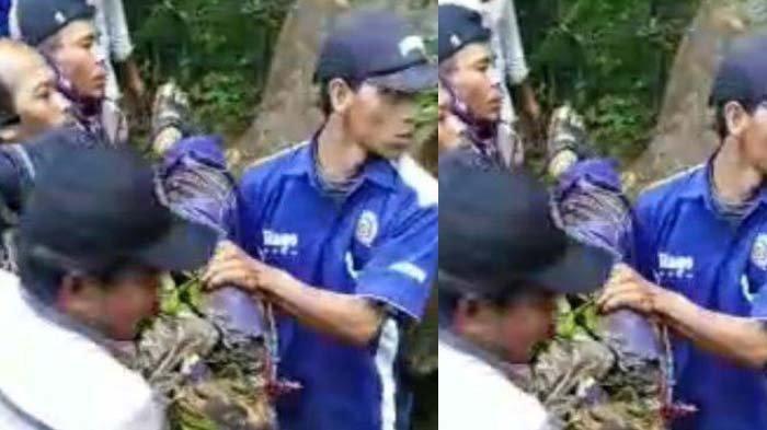 Evakuasi jenazah yang tertimpa batu karena terkena longsor imbas gempa di sejumlah titik jalur perbukitan Piket Nol, Desa Sumberwuluh, Kecamatan Candipuro, Sabtu (10/4/2021).